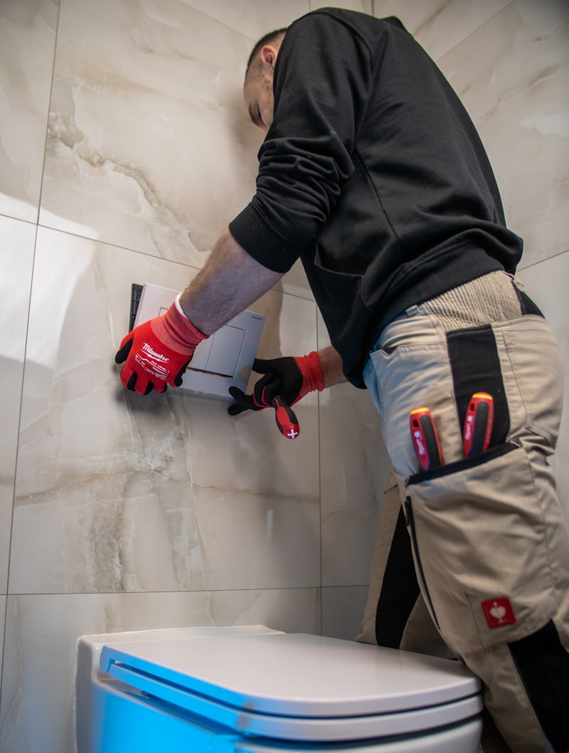 Profesional trabajando en un baño