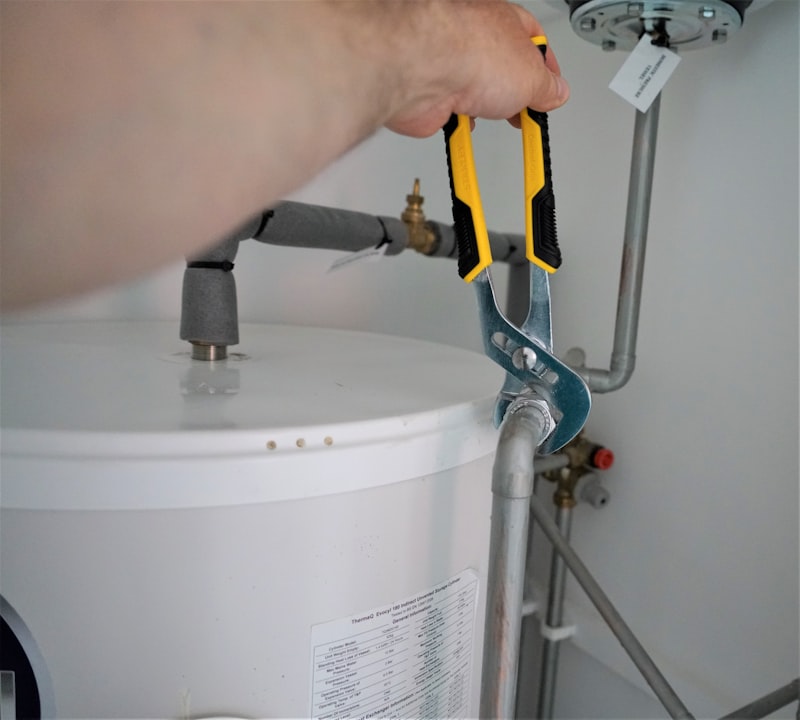 Herramienta trabajando en una instalación de fontanería