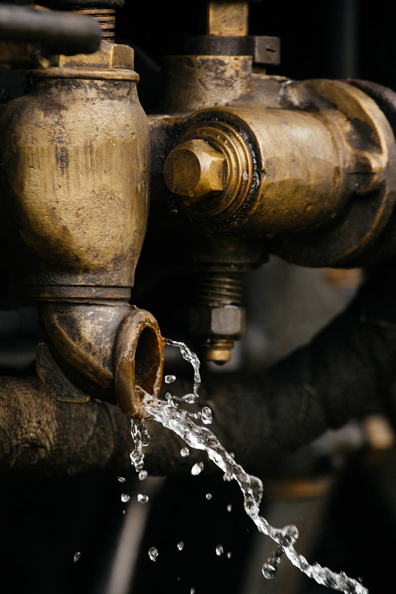Tubería con una fuga de agua
